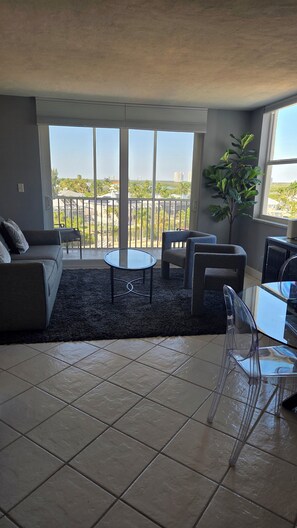 Smart TV - The Palm a Newly Updated 6th Floor Condo–Beach Across the St, Pools & Pickleball (Bonita Springs)