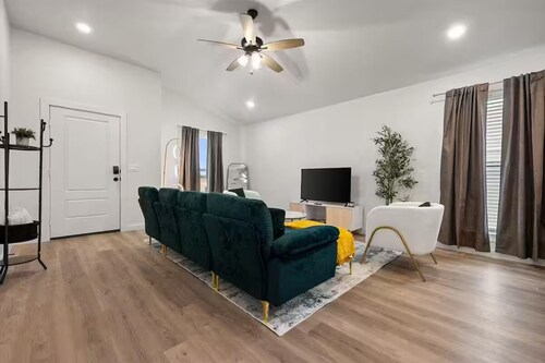 Entertainer's Dream Home Near TTU - Big Yard + Gym + FAST Wifi / Game Day House