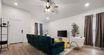 Entertainer's Dream Home Near TTU - Big Yard + Gym + FAST Wifi / Game Day House