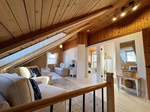 Living area - La Chouette Cendrée, Cap-à-l'Aigle, Charlevoix, view of the St. Lawrence River. (La Malbaie)