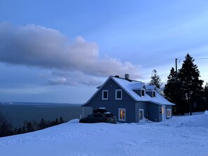 Exterior - La Chouette Cendrée, Cap-à-l'Aigle, Charlevoix, view of the St. Lawrence River. (La Malbaie)