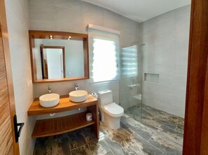 Shower, towels, toilet paper - 3-bedroom villa in fabulous Las Terrenas with AC (Las Terrenas)