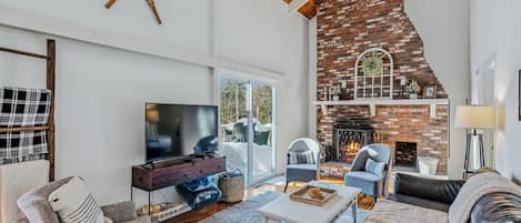 Televisión, chimenea, futbolito y oficina
