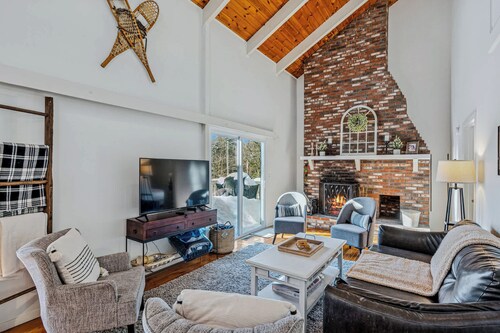 Chittenden Chalet with Pool, Golf & Club Access