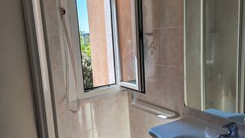 Douche, sĂšche-cheveux, bidet, serviettes fournies