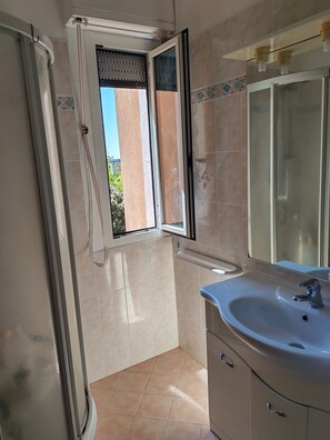 Shower, hair dryer, bidet, towels - ANNA'S HOUSE (Piombino)