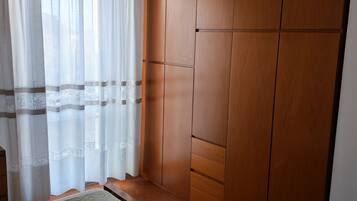 2 slaapkamers, een strijkplank/strijkijzer, gratis wifi, beddengoed