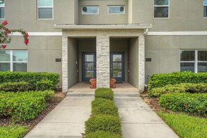Exterior detail - Modern Orlando getaway near Disney & Universal! (Davenport)
