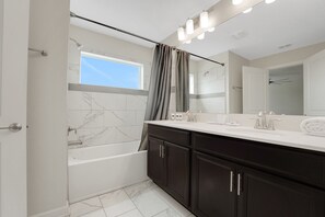 Shower, jetted bath, hair dryer, bidet - Modern Orlando getaway near Disney & Universal! (Davenport)