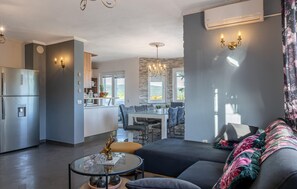 Smart TV - Lovely home in Pridraga with private swimming pool, can be inside or outside (Pridraga)