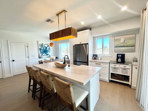 Cozy 2-bedroom cottage on serene Hutchinson Island accross from the beach