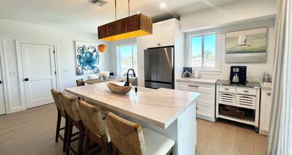 Cozy 2-bedroom cottage on serene Hutchinson Island accross from the beach