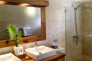 Shower, hair dryer, towels, soap - Mar-e-Sol @ THE BEACH & TOWN - Top Location (Las Terrenas)