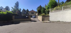 A residential street with a house at the end. - SPACIOUS 2-BEDROOM APARTMENT 90M2 IN HOUSE WITH SWIMMING POOL (Saint-Priest-en-Jarez)
