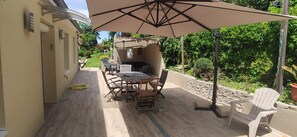 Outdoor dining - SPACIOUS 2-BEDROOM APARTMENT 90M2 IN HOUSE WITH SWIMMING POOL (Saint-Priest-en-Jarez)