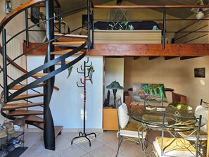 Interior - Blue Lagoon Cottage (Comps)