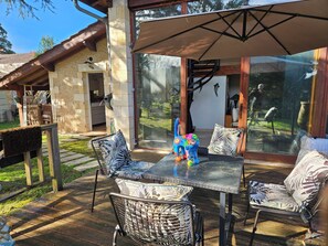 Outdoor dining - Blue Lagoon Cottage (Comps)