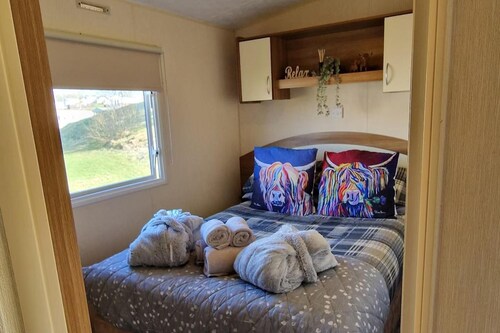Caravan - Sleeps 8 - Parking, Wifi, Hot Tub