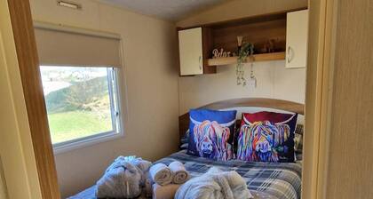 Caravan - Sleeps 8 - Parking, Wifi, Hot Tub