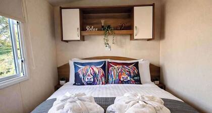 Cabin- Sleeps 8- Hot Tub, Free Parking, Wifi, Pets
