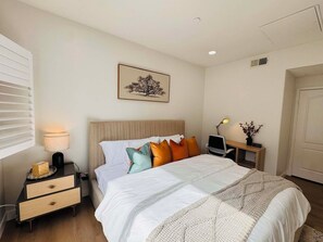 2 bedrooms, iron/ironing board, free WiFi, bed sheets - Resort-Style Condo in Gated Community near 6-8 Water Polo Academy, Disney, Beach (Fountain Valley)