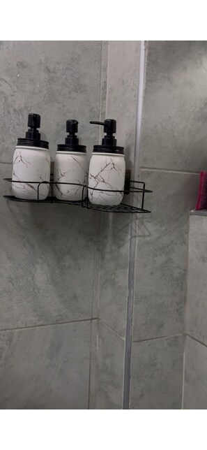 Douche, serviettes fournies, savon, papier toilette