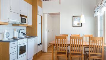 Fridge, microwave, dishwasher, cookware/dishes/utensils