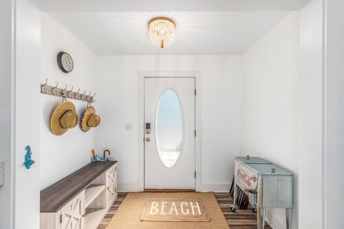 Bethany Breeze: Cozy 4BR Bungalow 2 Miles to Sand!