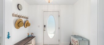 Bethany Breeze: Cozy 4BR Bungalow 2 Miles to Sand!