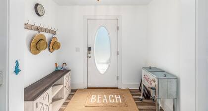 Bethany Breeze: Cozy 4BR Bungalow 2 Miles to Sand!