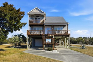 Exterior - 4-bedroom house across from Ocean and Ocean Crest pierwith water view (Oak Island)