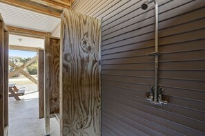 Jetted bath, towels - 4-bedroom house across from Ocean and Ocean Crest pierwith water view (Oak Island)