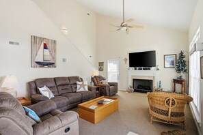 Living area - 4-bedroom house across from Ocean and Ocean Crest pierwith water view (Oak Island)