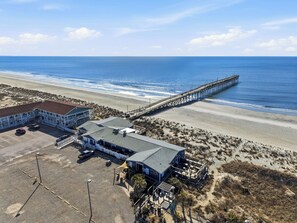 Beach - 4-bedroom house across from Ocean and Ocean Crest pierwith water view (Oak Island)