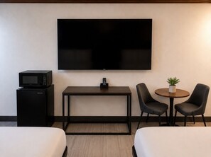 Deluxe-Doppelzimmer, 2 Queen-Betten | Schreibtisch, laptopgeeigneter Arbeitsplatz, Bügeleisen/Bügelbrett