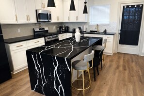 Fridge, microwave, oven, stovetop - Modern 3BR • Sleeps 9 • Gated Parking and Yard • Fast WiFi • 15 Min to Downtown (Houston)