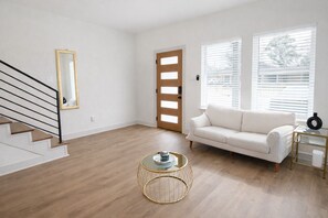 Interior - Modern 3BR • Sleeps 9 • Gated Parking and Yard • Fast WiFi • 15 Min to Downtown (Houston)