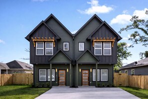 Exterior - Modern 3BR • Sleeps 9 • Gated Parking and Yard • Fast WiFi • 15 Min to Downtown (Houston)