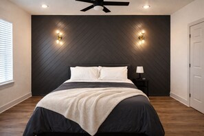 3 bedrooms, desk, free WiFi, bed sheets - Modern 3BR • Sleeps 9 • Gated Parking and Yard • Fast WiFi • 15 Min to Downtown (Houston)