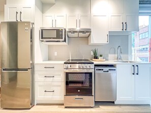 Fridge, microwave, oven, stovetop - Éden Studio | Intimate with private Terrace (Montreal)
