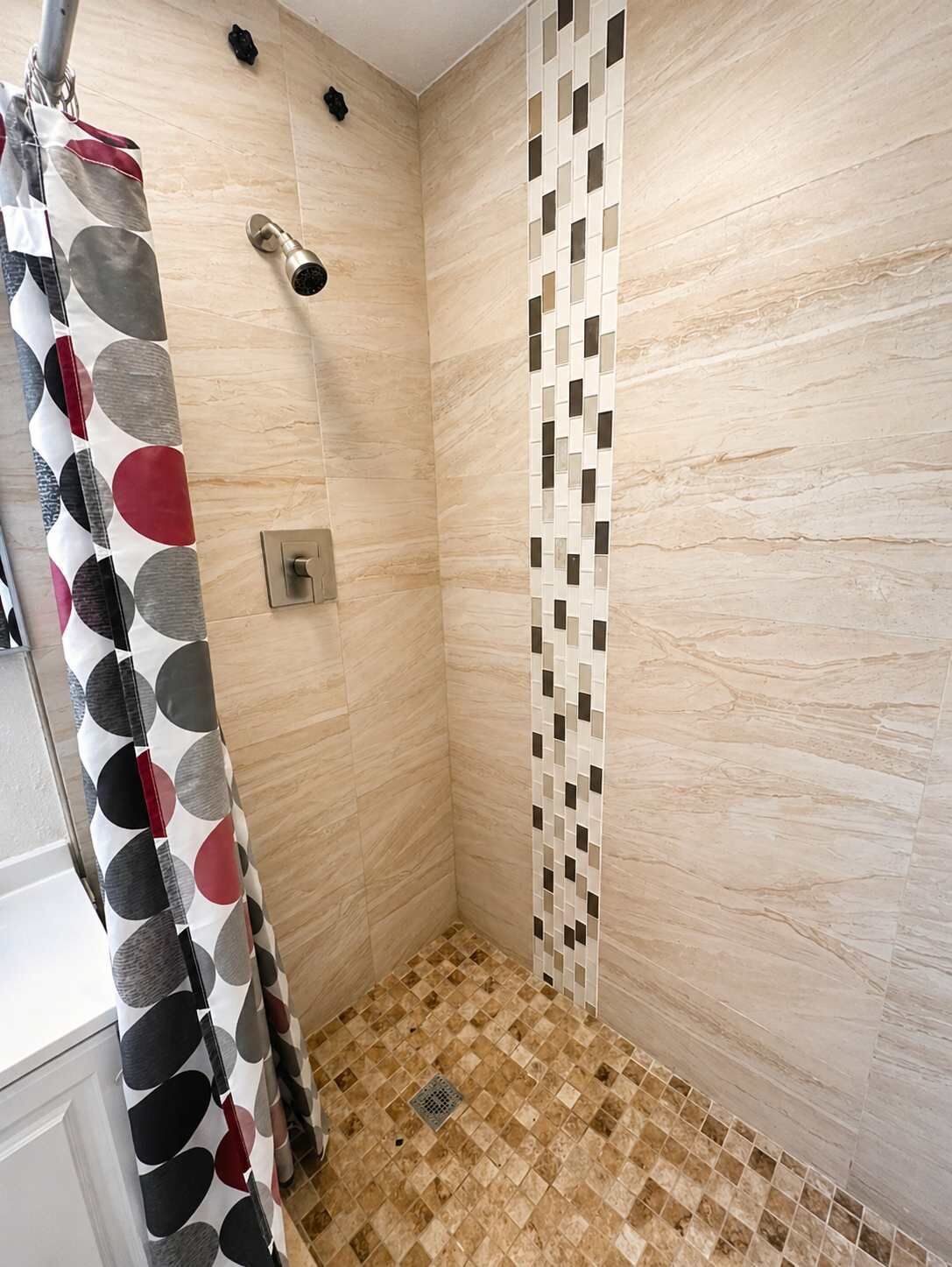 Regadera, secadora de cabello, toallas, shampoo 