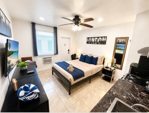 1 bedroom, iron/ironing board, travel cot, WiFi - A Coastal Nest by the Sea  Studio in a Prime Location (Hollywood)