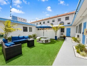 Outdoor dining - A Coastal Nest by the Sea  Studio in a Prime Location (Hollywood)