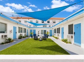 Outdoor dining - A Coastal Nest by the Sea  Studio in a Prime Location (Hollywood)