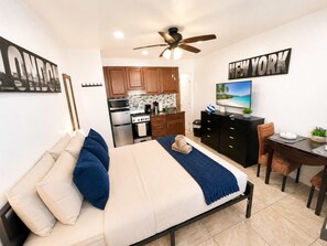 1 bedroom, iron/ironing board, travel cot, WiFi - A Coastal Nest by the Sea  Studio in a Prime Location (Hollywood)