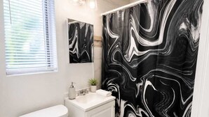 Shower, hair dryer, towels, shampoo - A Coastal Nest by the Sea  Studio in a Prime Location (Hollywood)