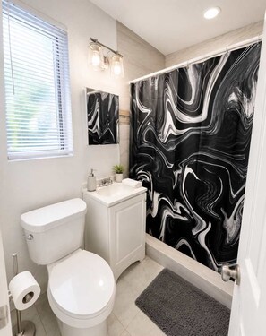 Shower, hair dryer, towels, shampoo - A Coastal Nest by the Sea  Studio in a Prime Location (Hollywood)