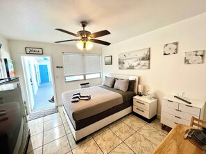 1 bedroom, iron/ironing board, travel cot, WiFi - Chic Open Studio Near the Beach Comfortable & Well-Located (Hollywood)