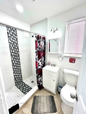 Shower, hair dryer, towels, shampoo - Beachside Studio Near Miami Events Walk to Beach (Hollywood)