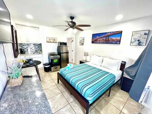 1 bedroom, iron/ironing board, travel cot, WiFi - Beachside Studio Near Miami Events Walk to Beach (Hollywood)